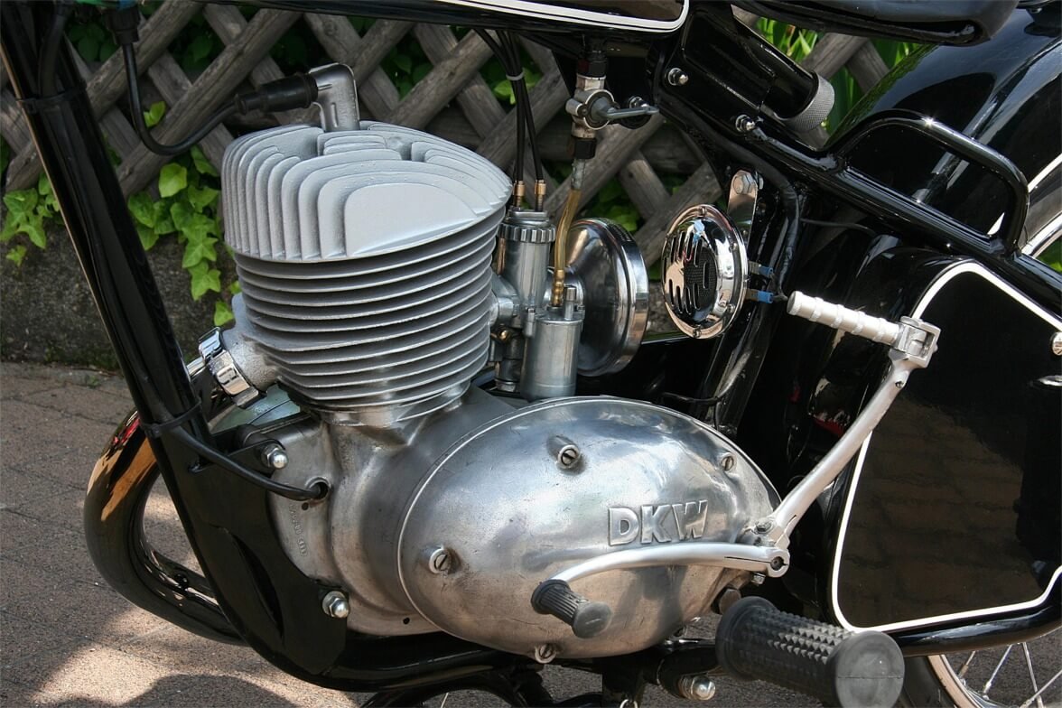 Single-cylinder engine
