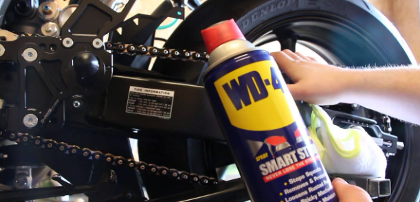 Clean the motorycle chain with WD-40 spray