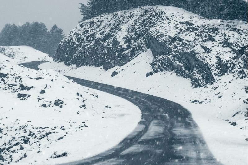 Conseils pour conduire sur une route de montagne en hiver