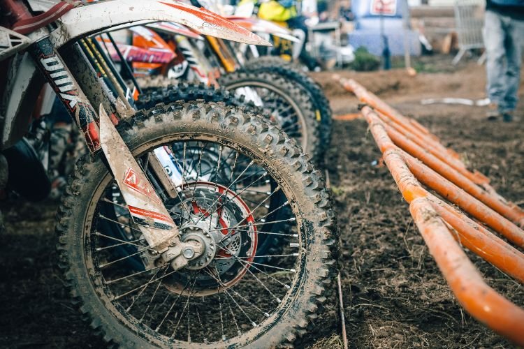 The difference between dirt bike and motorcycle - tire