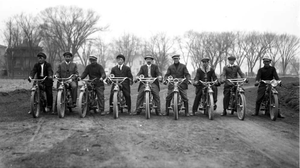 early-american-motorcycle-riders-1910