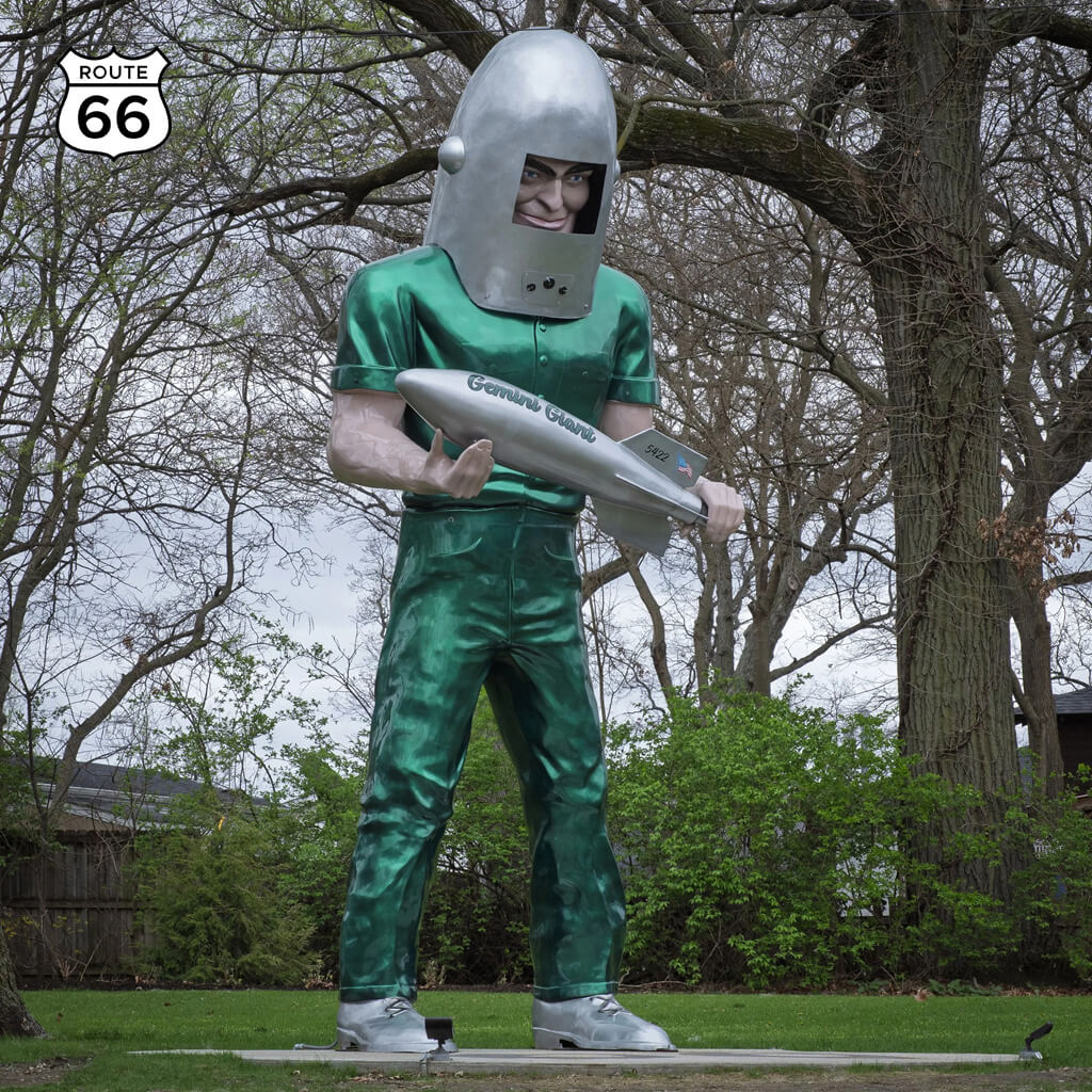 Gemini Giant - famous and fun attractions along Route 66