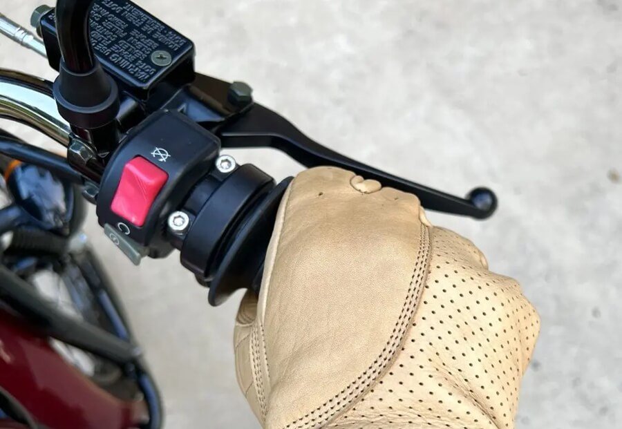 grip motorcycle handlebars too tightly