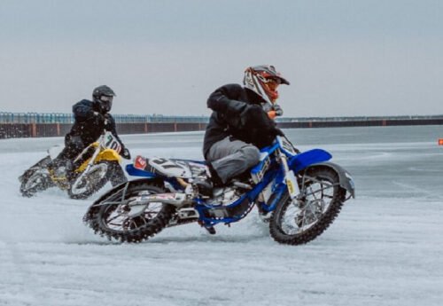 motorfiets op ijzige weg