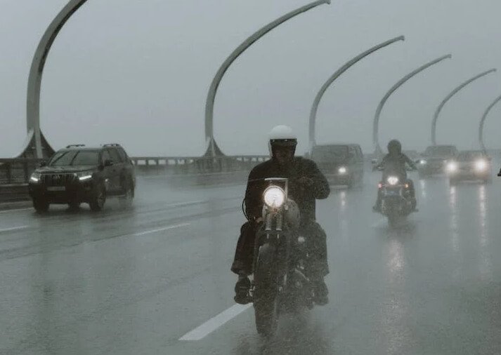 ride motorcycle in bad weather