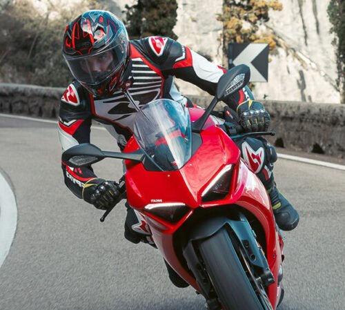 Motorradfahren mit Integralhelm